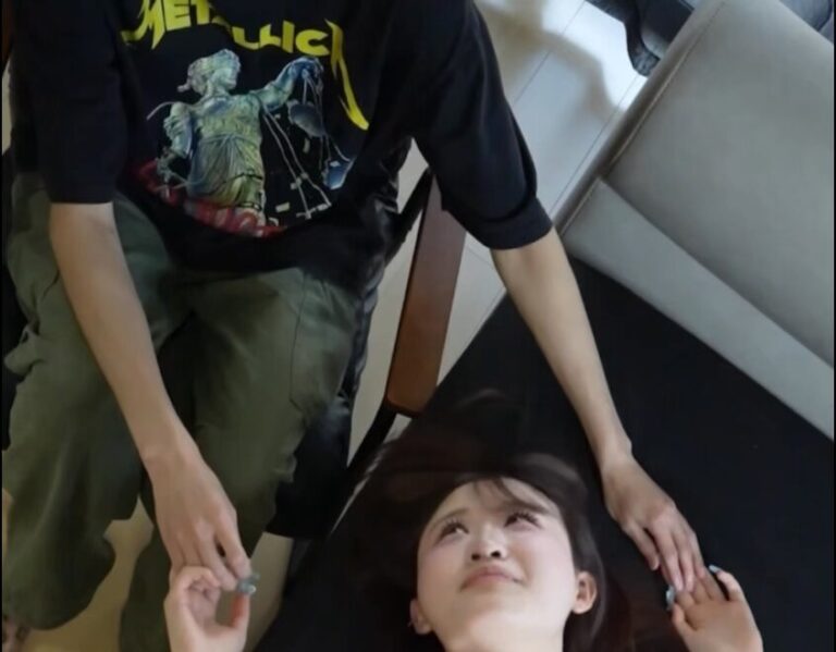 不安だからって彼氏に手握ってもらってるの草