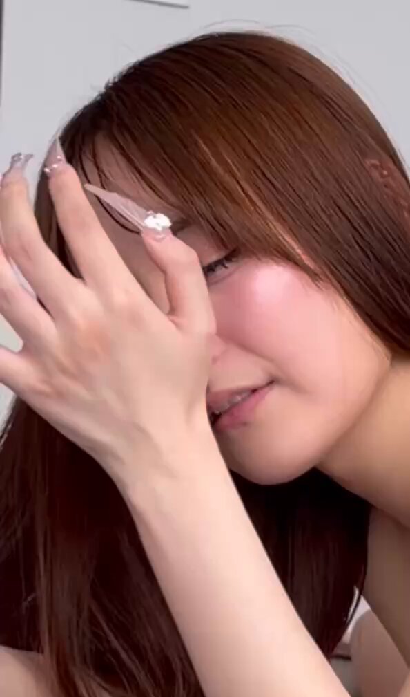 この髪のしぐさめっちゃ好き