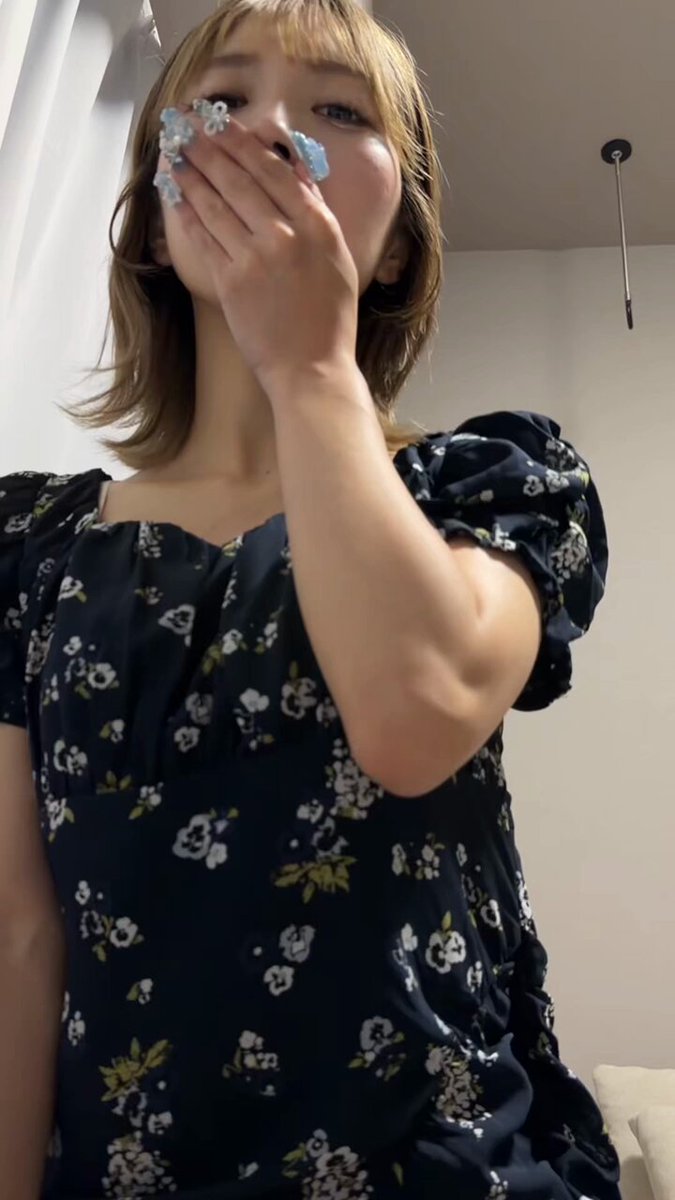彼氏隣で寝てるからバレないようにしてるのが可愛い